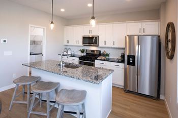 Eat-in kitchens with central island